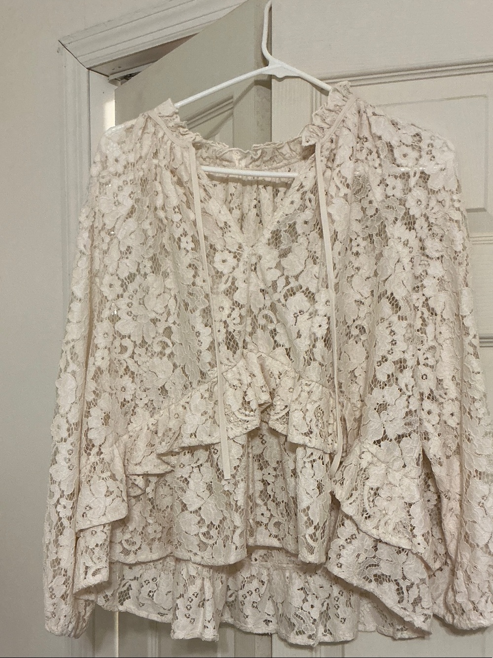 Cream Lace Peplum Blouse Size M Never worn, removed tag